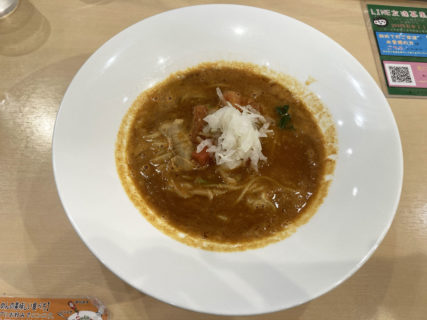 真っ赤ならーめん とまこ　「トマトカレーラーメン」