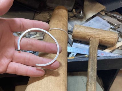 シルバーバングルの成型