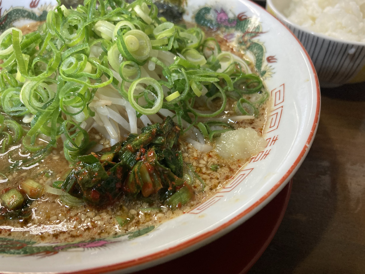 旨いラーメンゆうや　三田店　胡麻味噌らーめんにおろしニンニクとニラ