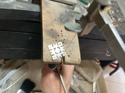 民族模様を糸鋸で切り出す1