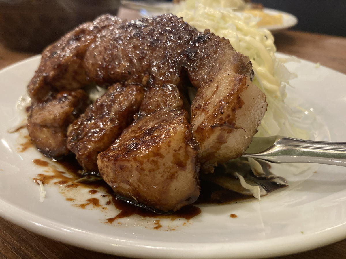 大阪・本町　サル食堂　トンテキ　分厚い
