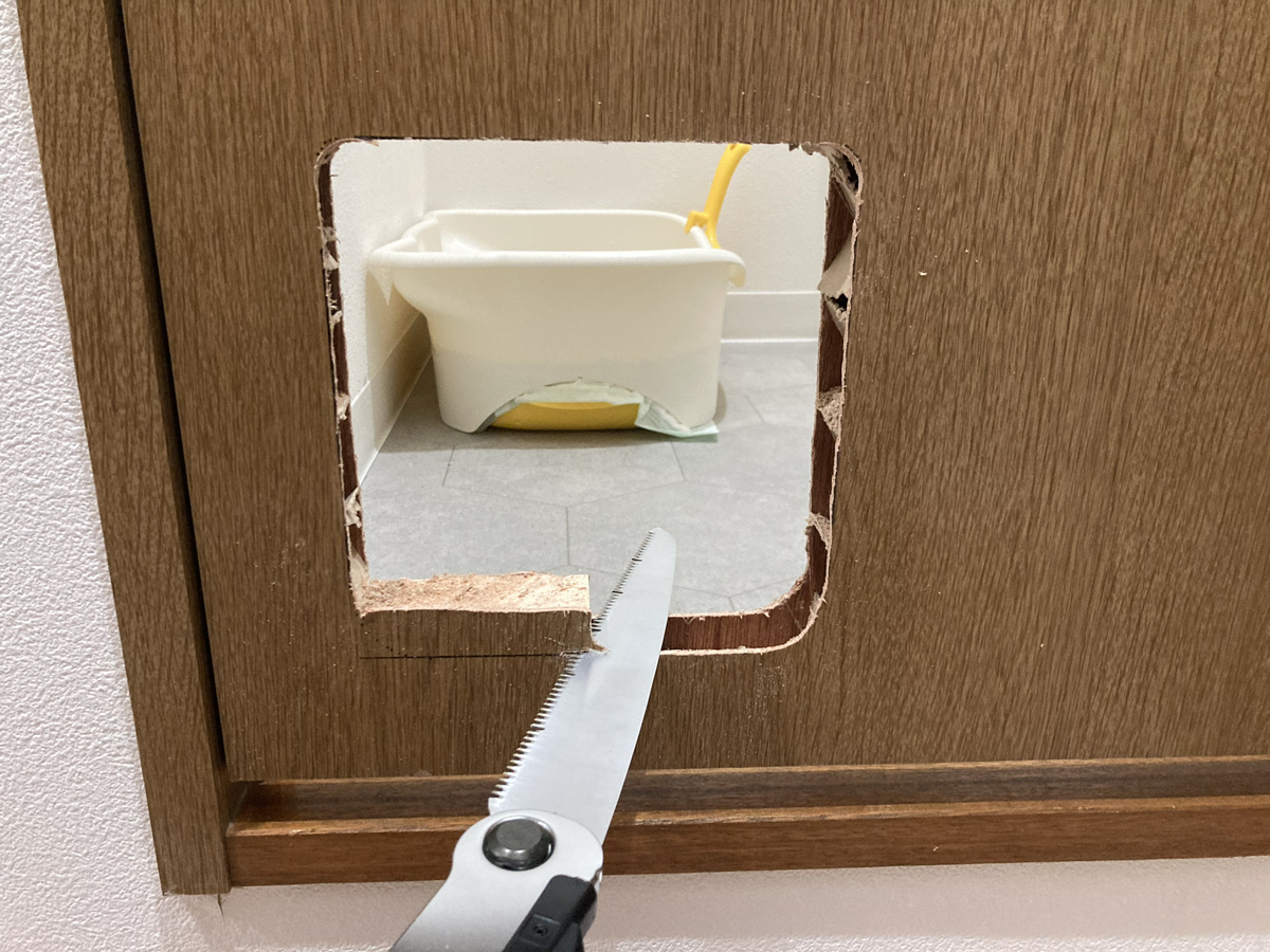 猫リフォーム 猫扉取り付け 切り込み 4