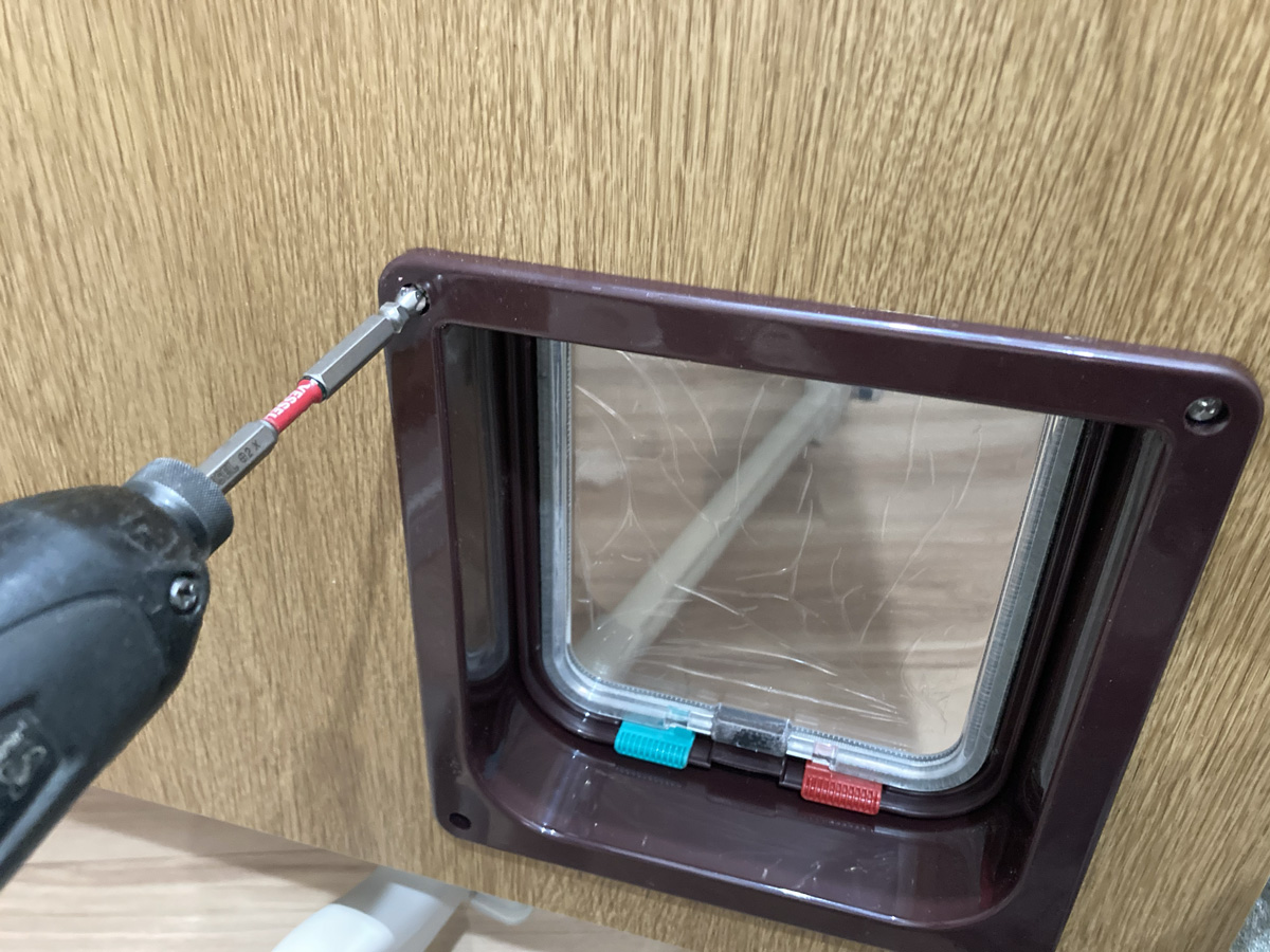 猫リフォーム 猫扉取り付けネジ留め