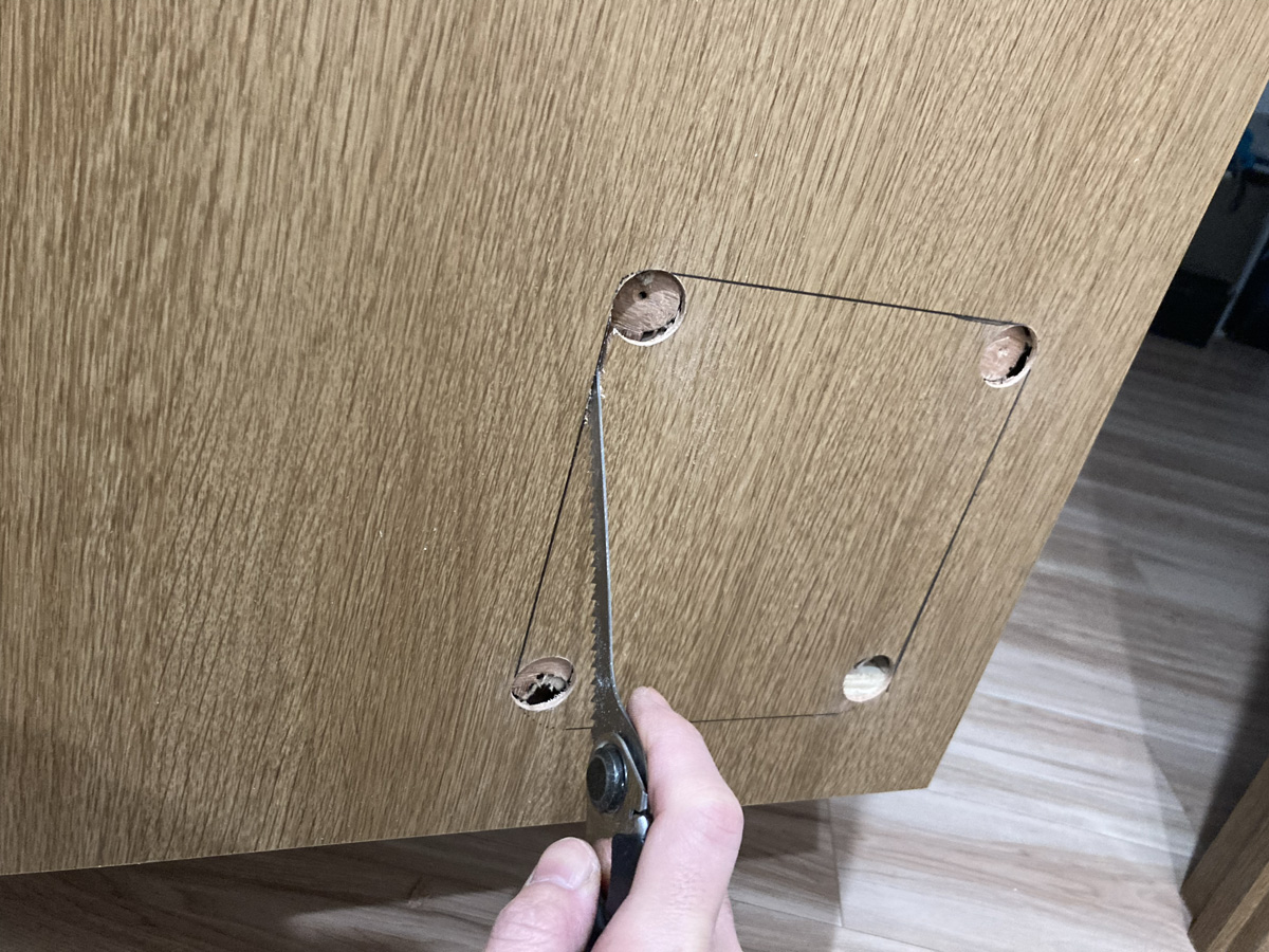 猫リフォーム 猫扉取り付け 切り込み 1