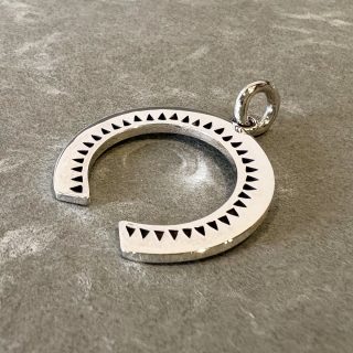 昇る太陽をモチーフにした民族模様のペンダント「CIRCLE SUN PENDANT」2