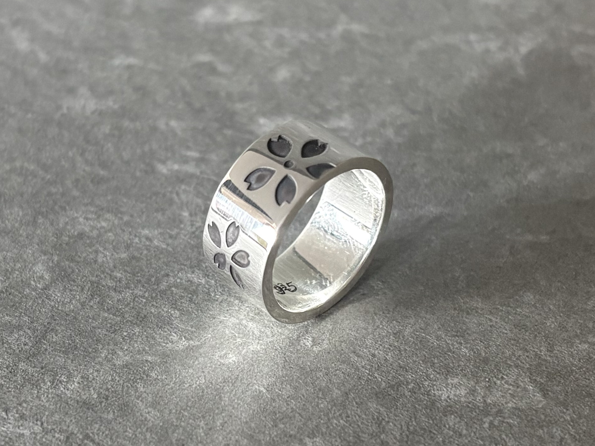 桜の花びらを刻印したリング