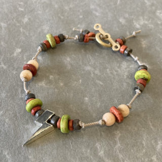 風神雷神・雷神をイメージしたビーズを使い、雷のシルバーチャームと合わせた「雷神 BRACELET」