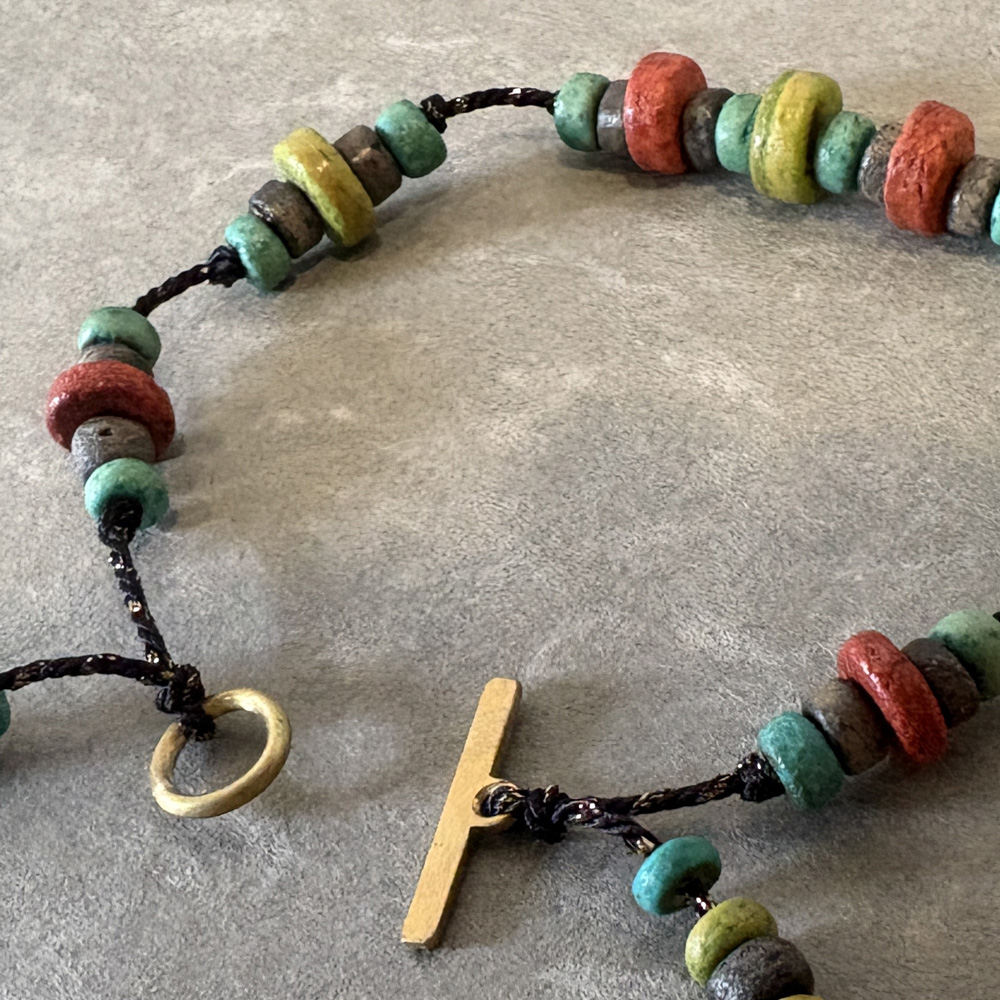 ココナッツビーズとシルク素材の和のくみひもで作ったブレスレット2