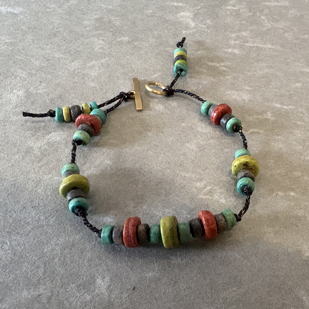 ココナッツビーズとシルク素材の和のくみひもで作ったブレスレット3