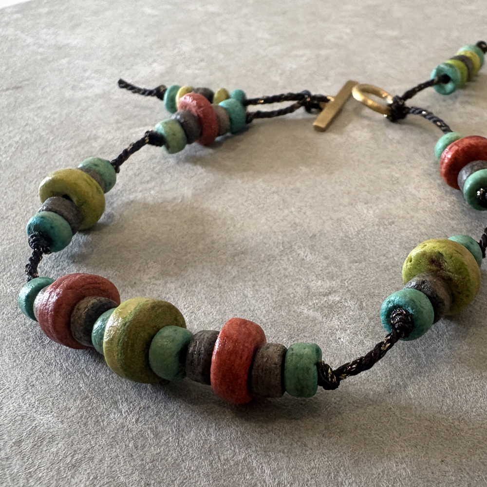 ココナッツビーズとシルク素材の和のくみひもで作ったブレスレット4