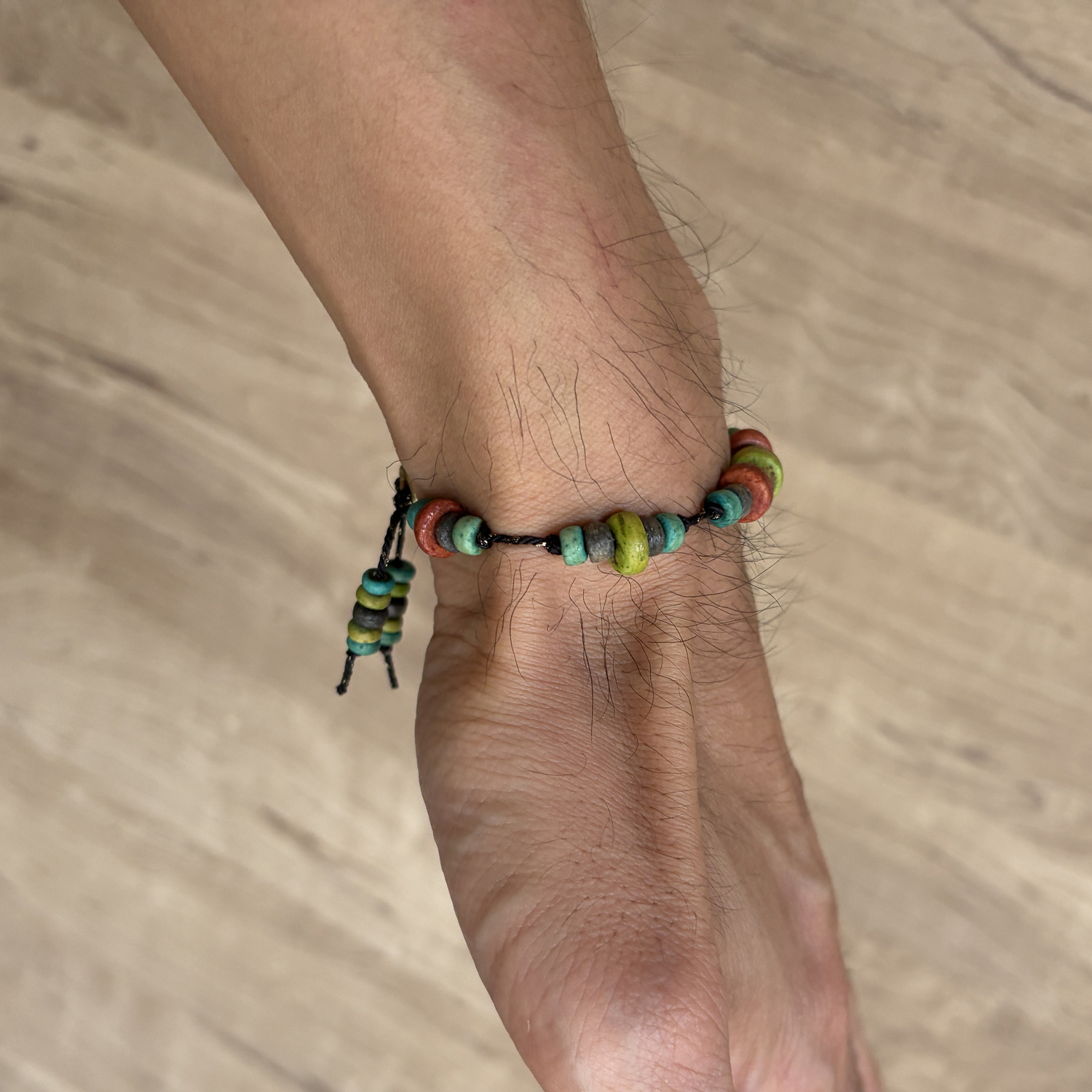 ココナッツビーズとシルク素材の和のくみひもで作ったブレスレット5