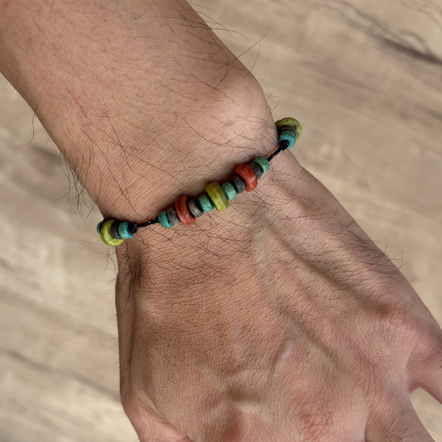 ココナッツビーズとシルク素材の和のくみひもで作ったブレスレット6