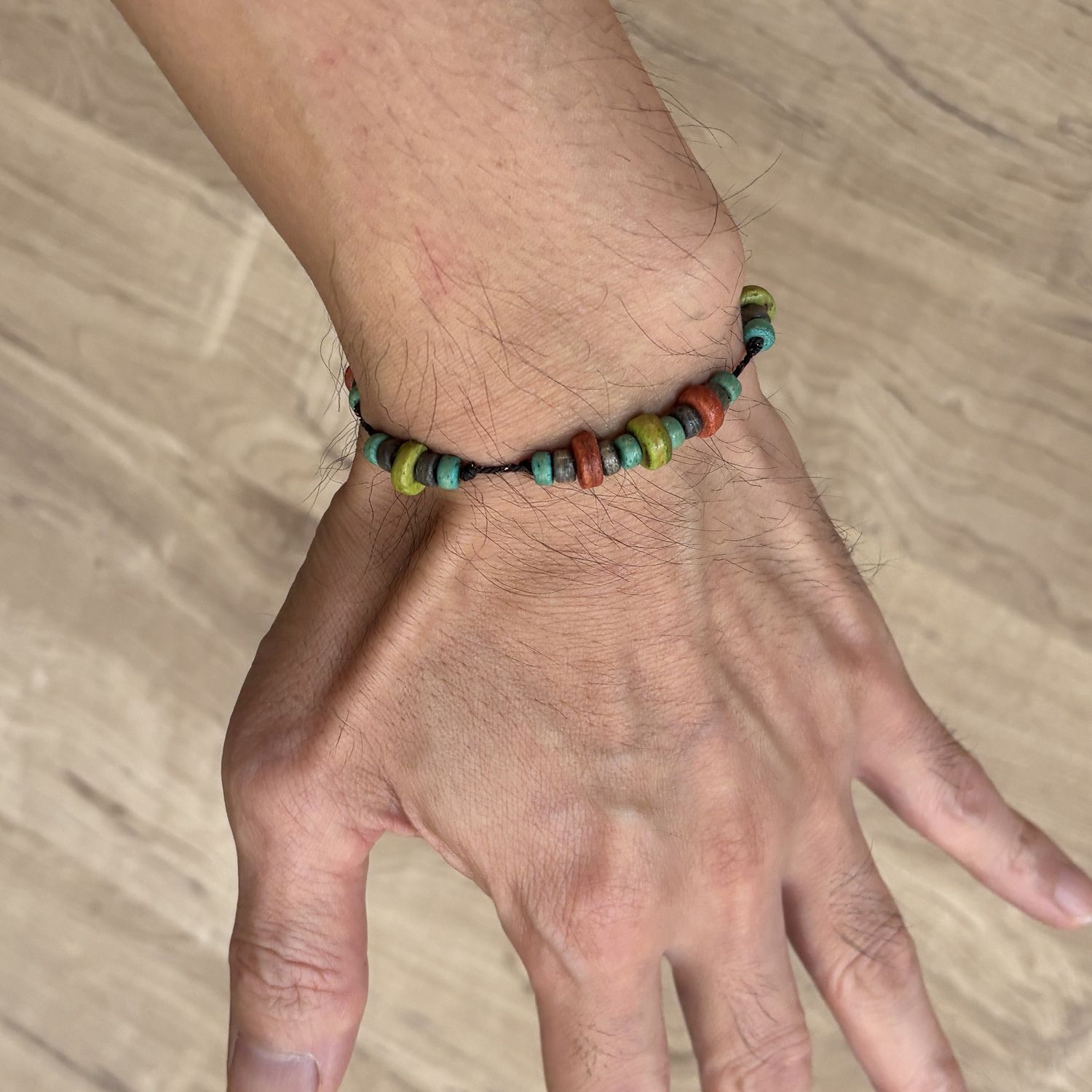 ココナッツビーズとシルク素材の和のくみひもで作ったブレスレット8