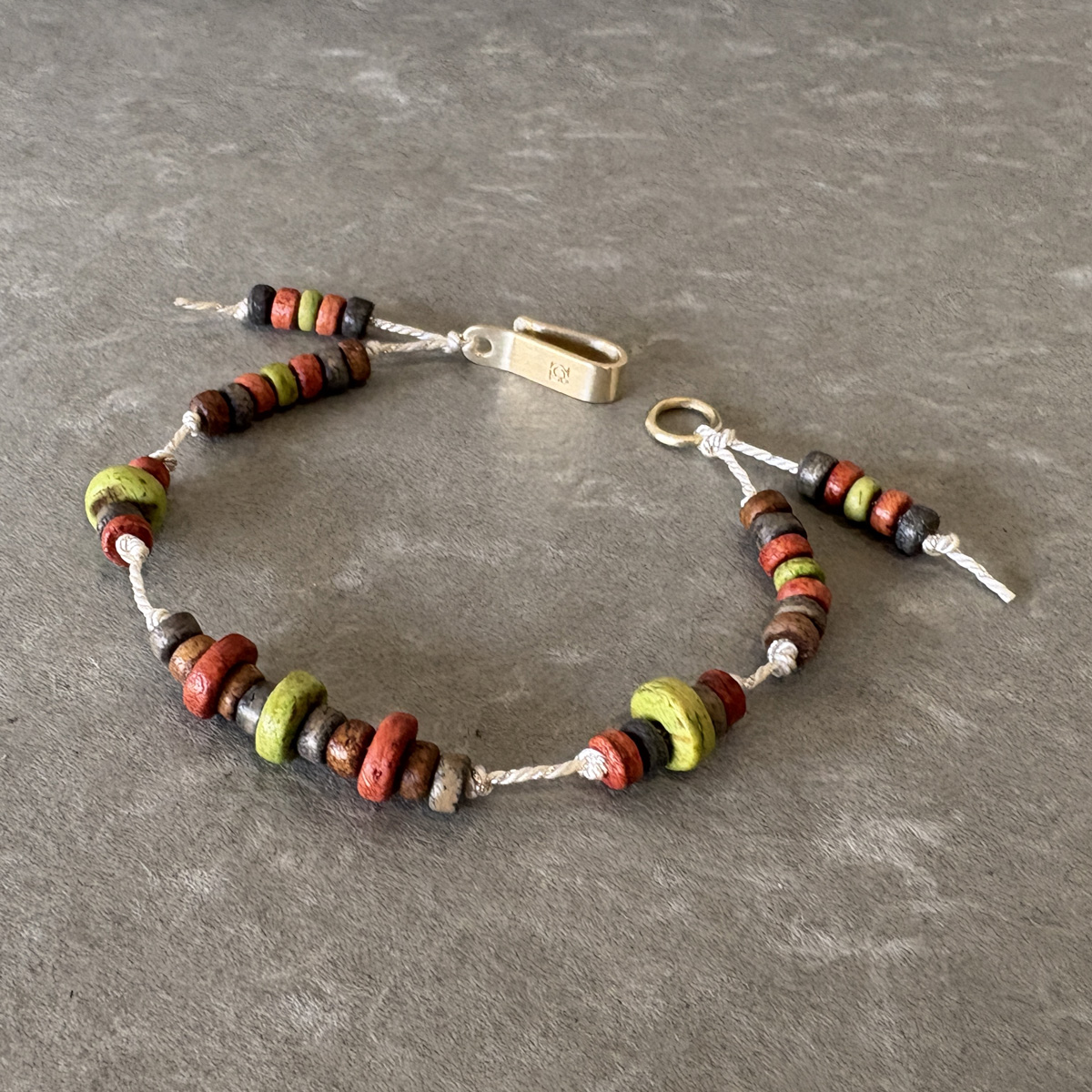 ココナッツビーズとシルク素材の和のくみひもで作ったブレスレット 第二弾