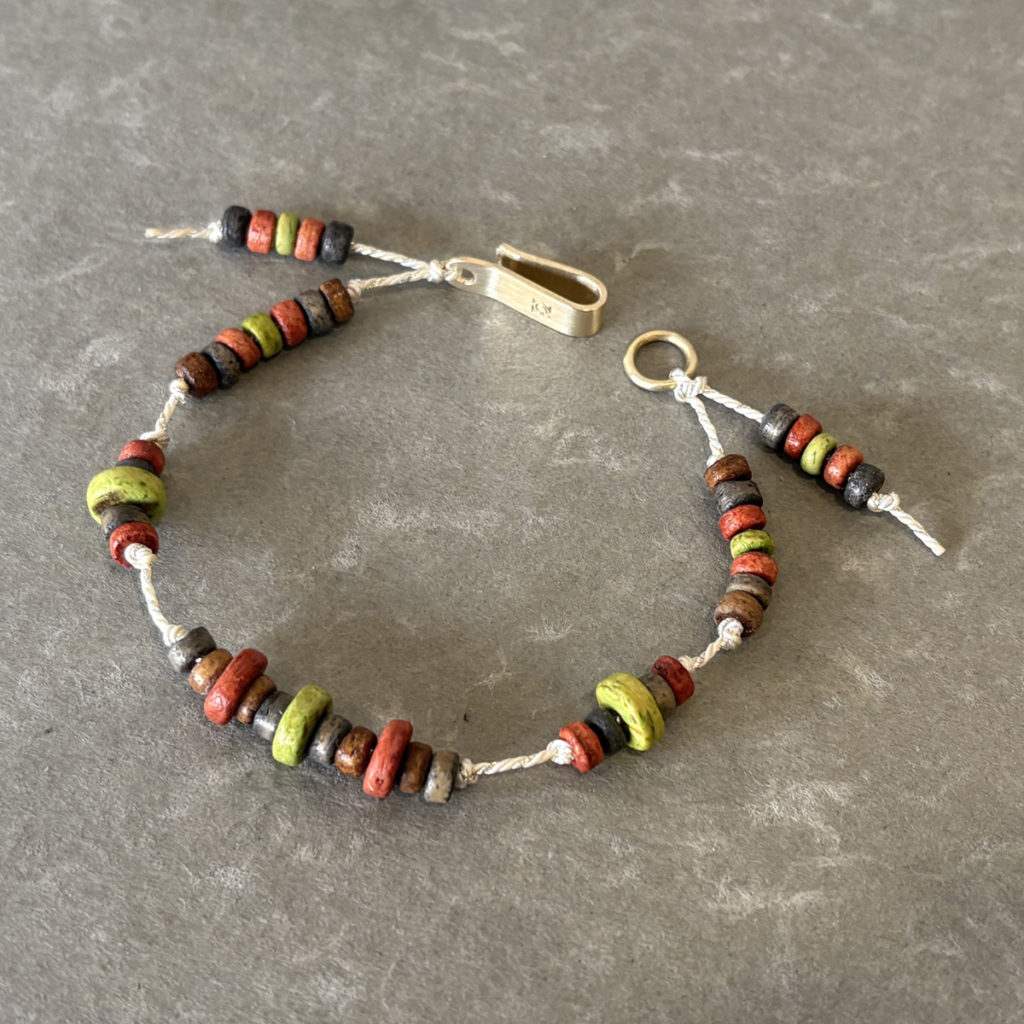 ココナッツビーズとシルク素材の和のくみひもで作ったブレスレット 第二弾 2