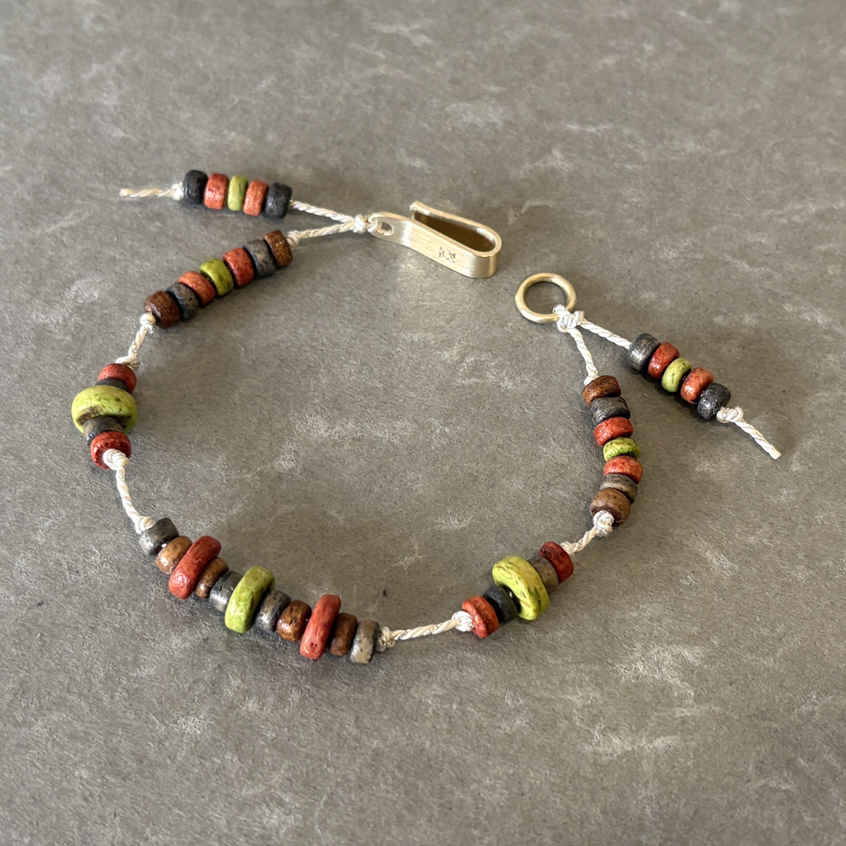 ココナッツビーズとシルク素材の和のくみひもで作ったブレスレット 第二弾 2