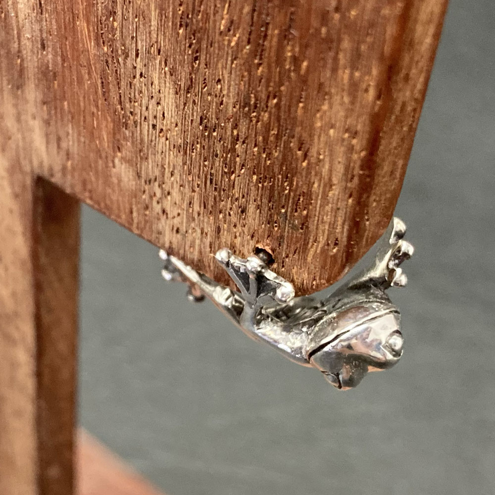 耳にしがみつく小さいカエルがリアルで可愛いピアス「FROG PIERCE」10