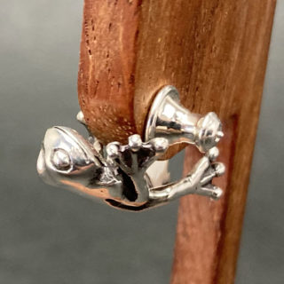 耳にしがみつく小さいカエルがリアルで可愛いピアス「FROG PIERCE」11