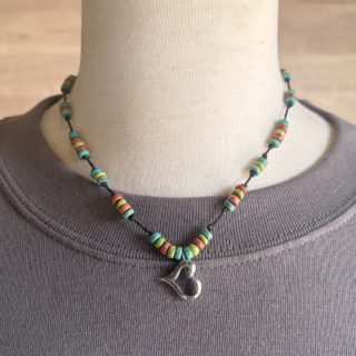 一点物・シルバーの横向きハートチャームのビーズチョーカー 1