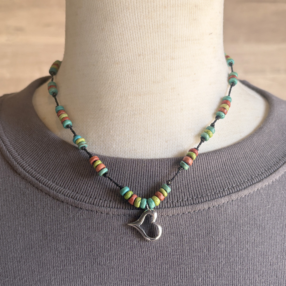 一点物・シルバーの横向きハートチャームのビーズチョーカー 「MINZOKU HEART CHOKER」