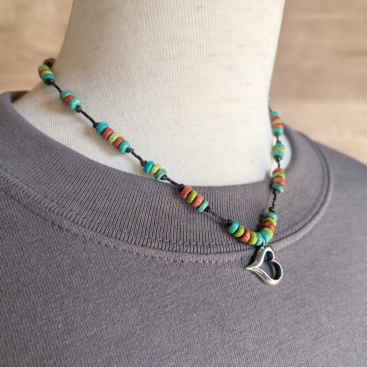 一点物・シルバーの横向きハートチャームのビーズチョーカー 2