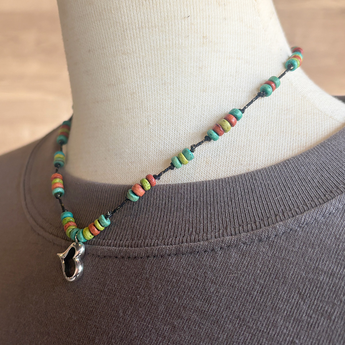 一点物・シルバーの横向きハートチャームのビーズチョーカー 3