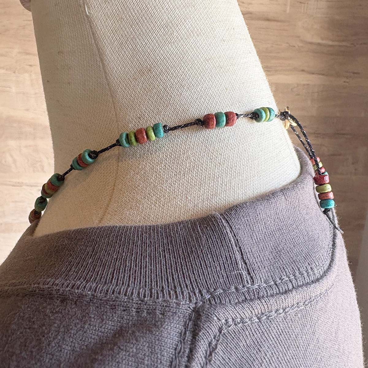 一点物・シルバーの横向きハートチャームのビーズチョーカー4