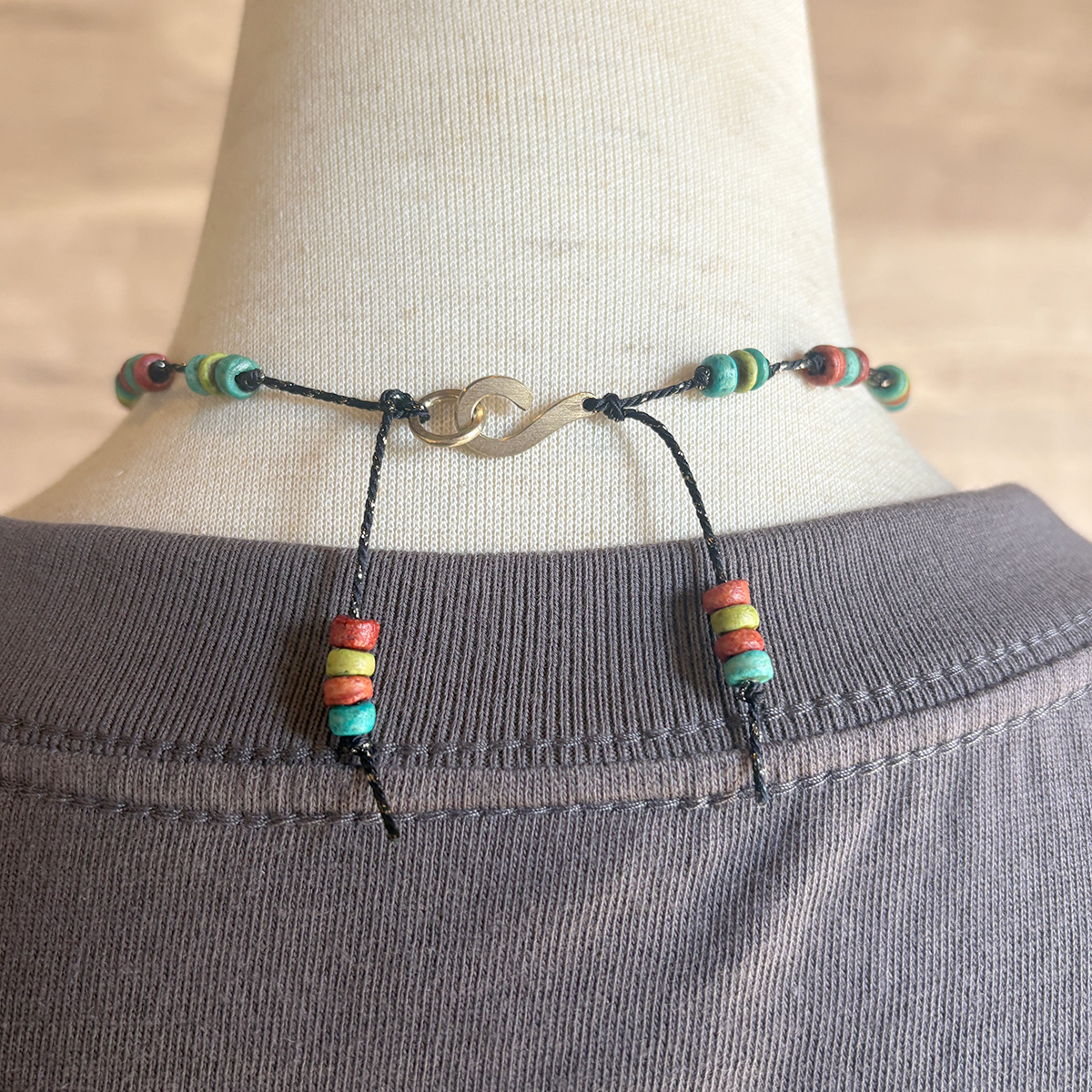 一点物・シルバーの横向きハートチャームのビーズチョーカー 5