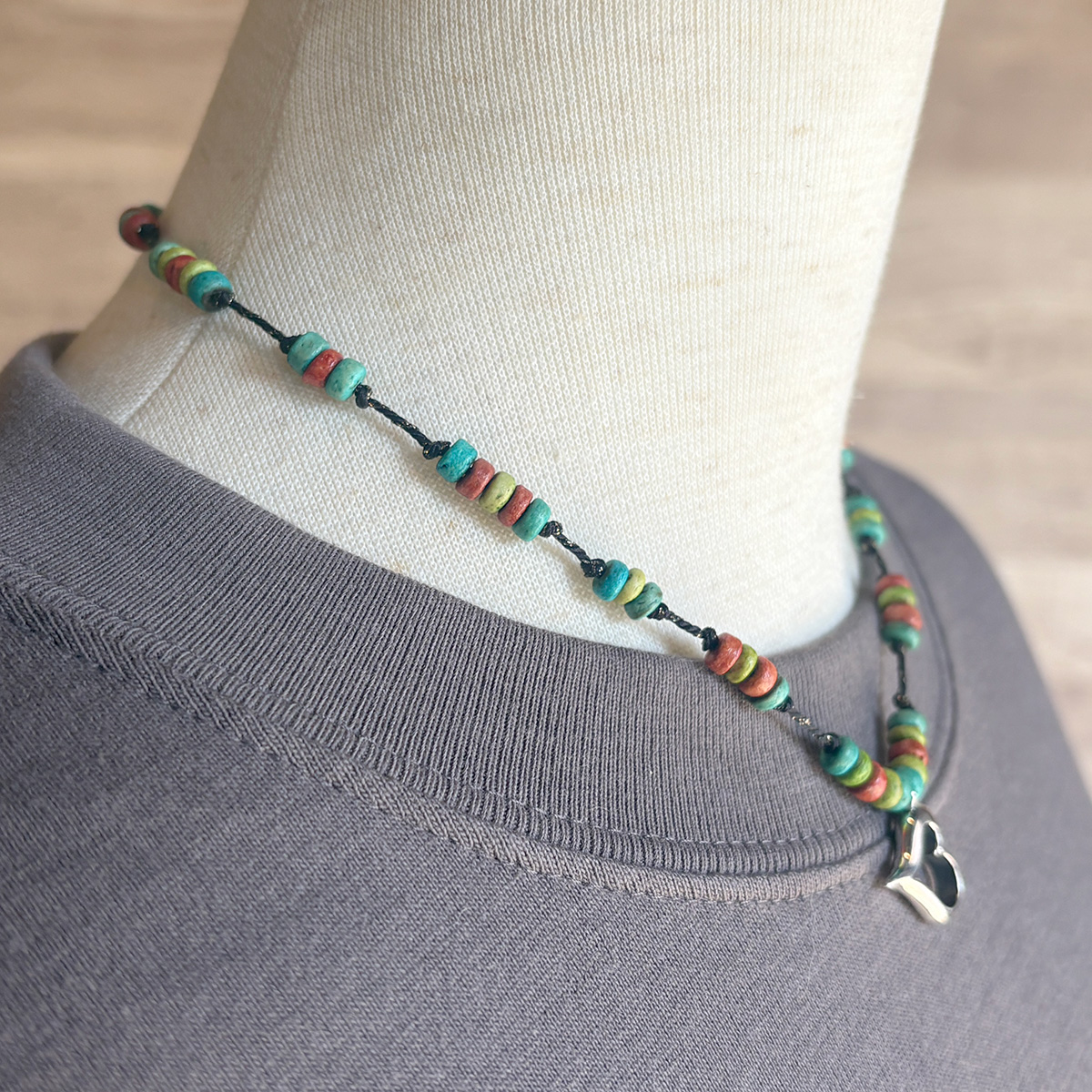 一点物・シルバーの横向きハートチャームのビーズチョーカー 7