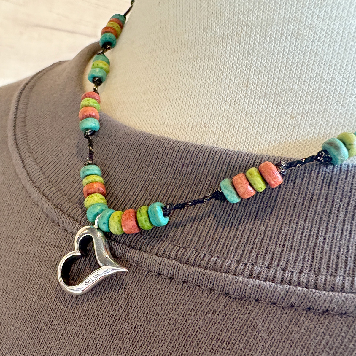 一点物・シルバーの横向きハートチャームのビーズチョーカー 8