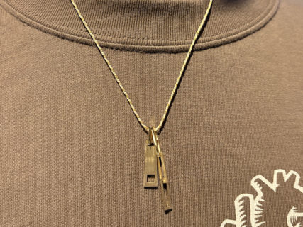 ジッパーデザインの真鍮ペンダント