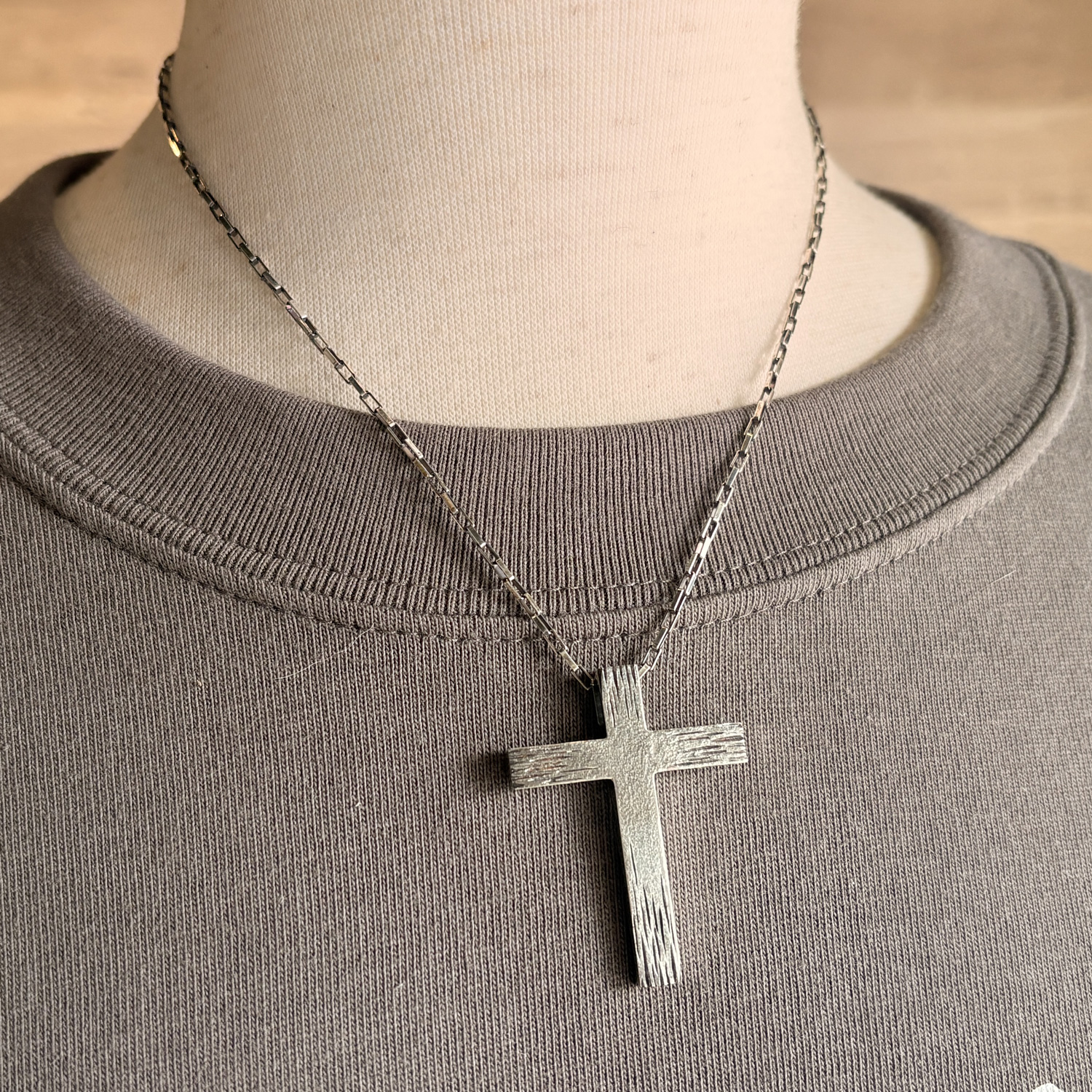 古びた木のテクスチャーのシルバークロスペンダント「MATURE CROSS Texture」1