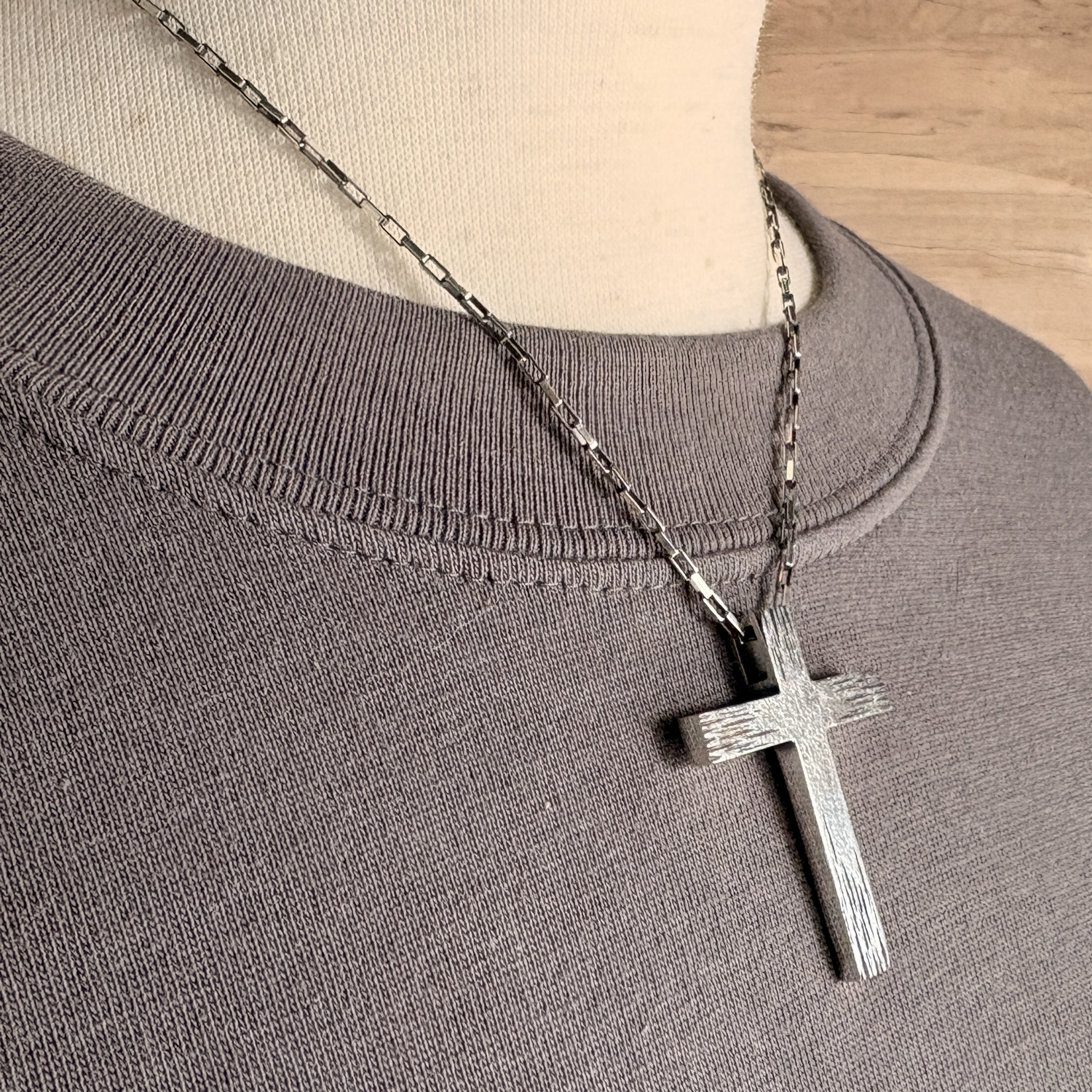 古びた木のテクスチャーのシルバークロスペンダント「MATURE CROSS Texture」3
