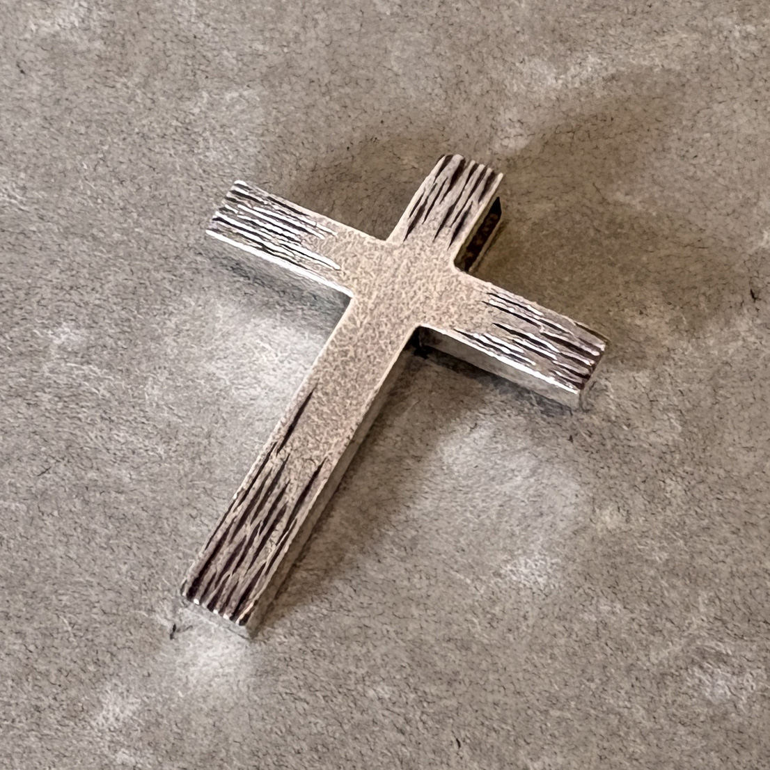 古びた木のテクスチャーのシルバークロスペンダント「MATURE CROSS Texture」