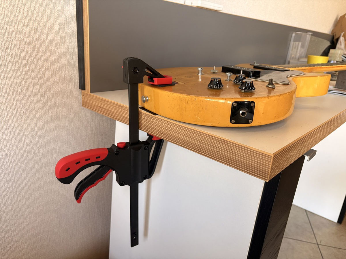 ギターをクランプで固定1