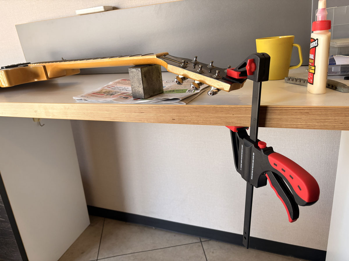 ギターをクランプで固定2