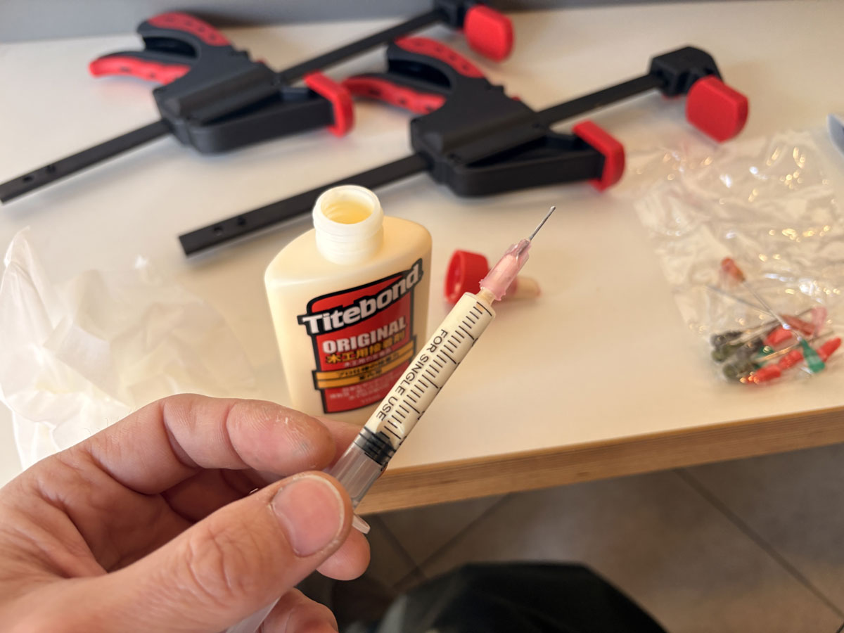 タイトボンドを注射器に入れる