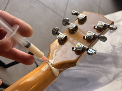 ヒビ割れにボンドを注入