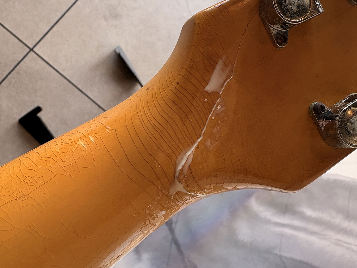 ヒビ割れにボンドを注入2