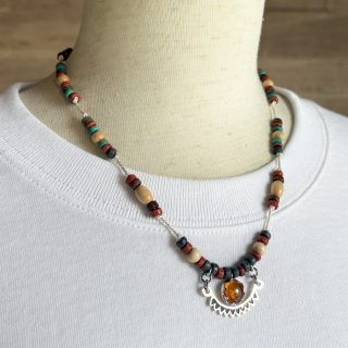 10mmの琥珀を留めた民族模様のビーズペンダント1