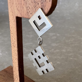 スマイルっぽい民族模様をデザインしたシルバーピアス「MINZOKU PIERCE 2」1